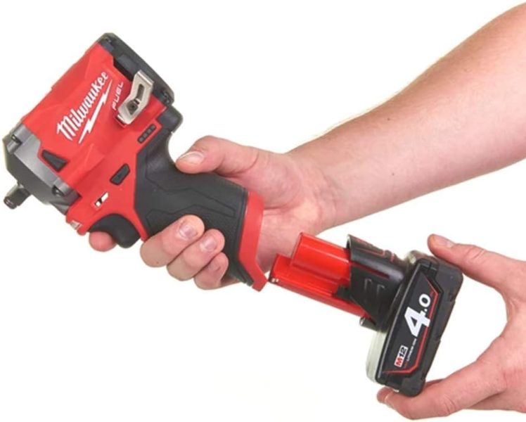 Milwaukee 4933464612 Clé à chocs 12 V Li Ion3/8 carré -M12FIW38-0 Rouge/Noir